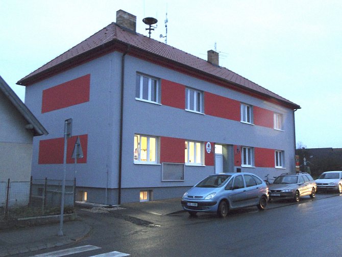 Obecní úřad v Košicích dostal letos nový kabát, budova byla zateplena a pyšní se i barevnou fasádou.