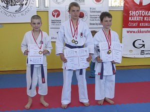 Velmi úspěšní byli na krajských přeborech mladší žáci Karate-P-Klubu. Na snímku zleva Petr Holoubek, Adam Flemr a Ondřej Polanecký. 