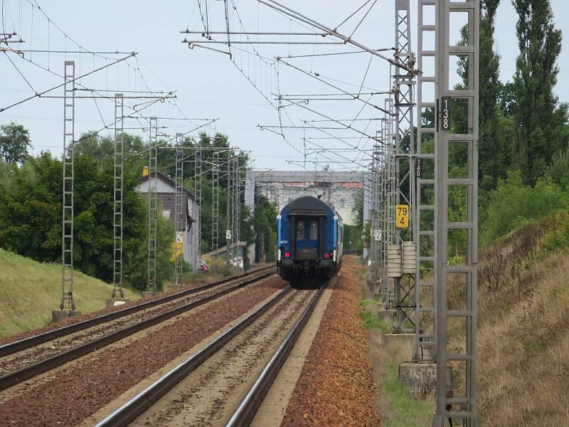 Na nástupišti strážníci muže nenalezli, proto propátrávali okolí a našli jej až na druhém konci nástupiště, v kolejišti.