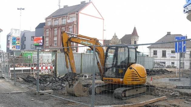 Dělníky můžete vidět na staveništi i v sobotu. Termín 20. května prý stihnou.