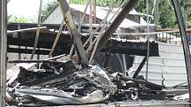Při nočním požáru ze soboty 25. na neděli 26. července shořela dílna i kamion zaparkovaný vedle ní.
