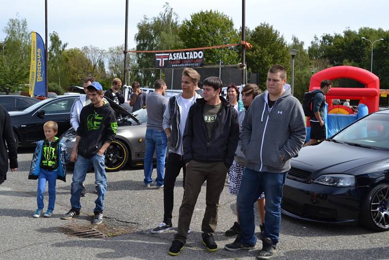 Před zimním stadion v Táboře se v sobotu konal šestý Supercars meeting. 