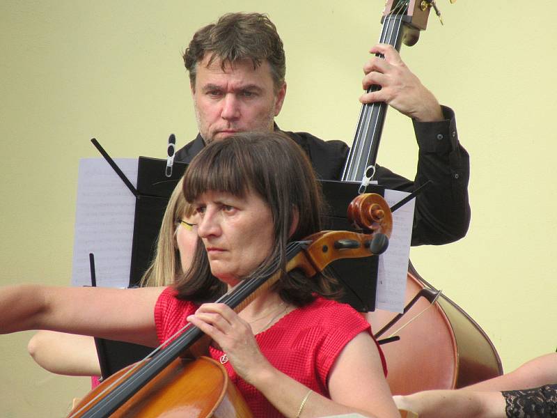 Hodinový koncert plný filmových melodií v režii Táborského symfonického orchestru Bolech zněl na zámku Brandlín v sobotu 5. září v podvečer.