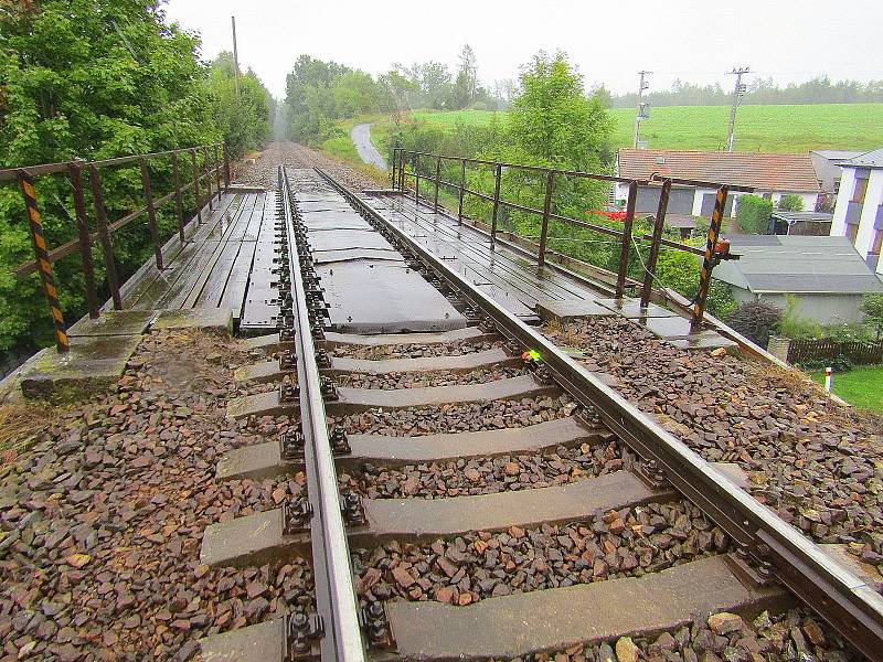 Od neděle 11. září jezdí vlaky po jedné koleji nové přeložky IV. koridoru Doubí u Tábora a Soběslav. Stará trať je postupně rozebírána, nejdříve bylo odstraněno trakční vedení, mizí i kolejiště, pražce a další součásti. Složiště materiálu vzniklo v bývalé