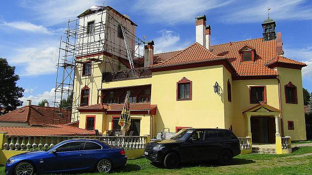 Zámek Brandlín nedaleko Soběslavi je od roku 2005 ve vlastnictví rodiny Vojáčkových. Postupně ho zvelebují, objekt původně určený k bydlení kvůli zájmu otevřeli lidem.