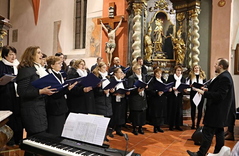 Malý vánoční koncert veselského Chrámového sboru se konal v sobotu 25. prosince v kostele Povýšení sv. kříže ve Veselí nad Lužnicí.