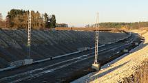 Výstavba nové přeložky IV. koridoru v úseku Soběslav - Doubí u Tábora v lednu 2022.