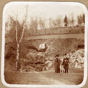 VCHOD DO JESKYNĚ. Takto vypadal vchod do Chýnovské jeskyně v roce 1909.  Dnes k němu vedou schody.