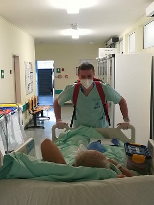 Desátník Jakub Růžička pomáhá během pandemie v sociálních zařízeních pro seniory.