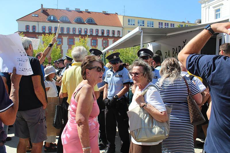 Babiše v Táboře přivítal pískot. Jsou to fašisti a nacisti, reagoval