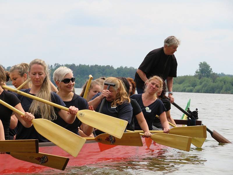 Slavnostní křest dračí lodě a první trénink Bestií se uskutečnil v neděli 6. června v 15 hodin.