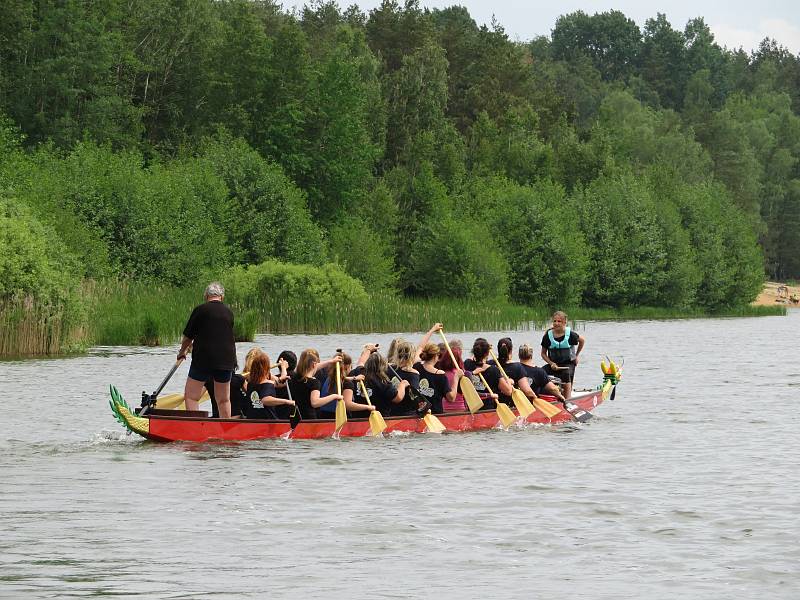 Slavnostní křest dračí lodě a první trénink Bestií se uskutečnil v neděli 6. června v 15 hodin.