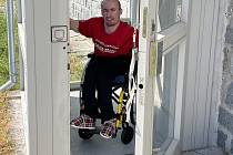 Michal Vocílka (33) z Jistebnice by rád získal nový přístup do svého bydliště a tím i pocit samostatnosti. Na vozíčku se ocitl v důsledku dětské mozkové obrny už v dětství.