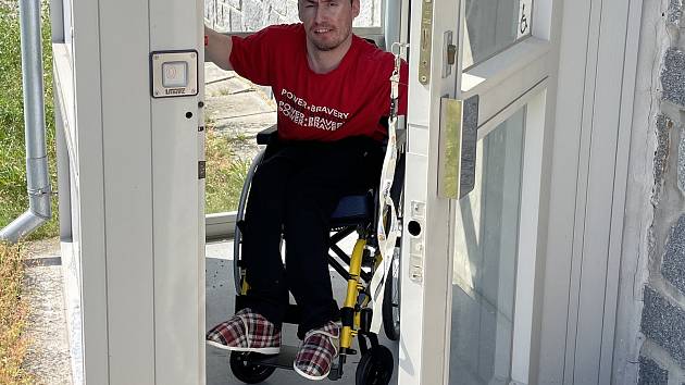 Michal Vocílka (33) z Jistebnice by rád získal nový přístup do svého bydliště a tím i pocit samostatnosti. Na vozíčku se ocitl v důsledku dětské mozkové obrny už v dětství.