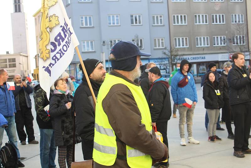 V Táboře v sobotu odpoledne demonstrovali odpůrci roušek a vakcinace. Jedním z řečníků byl i předseda krajně pravicové Národní demokracie Adam B. Bartoš.