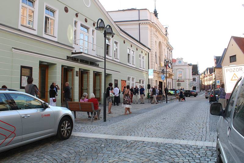 Táborské divadlo zahájilo novou sezonu. Došlo i na akrobacii v podání Elišky Brtrnické.