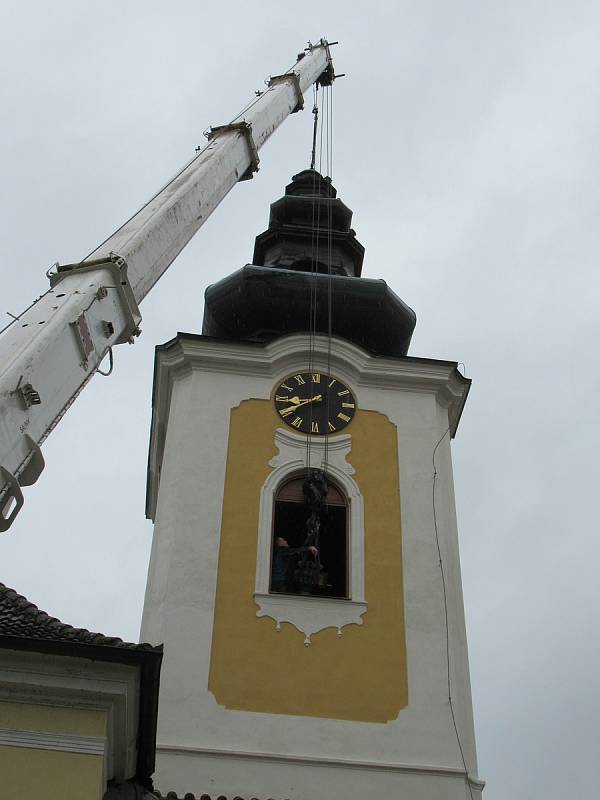 V pondělí 28. září byl po půl 12 dopoledne na věž kostela sv. Václava v Plané nad Lužnicí jeřábem vyzdvižen a zavěšen stejnojmenný zvon z dílny myslkovického mistra zvonaře Michala Votruby. Týž den odpoledne začal plnit svůj účel.