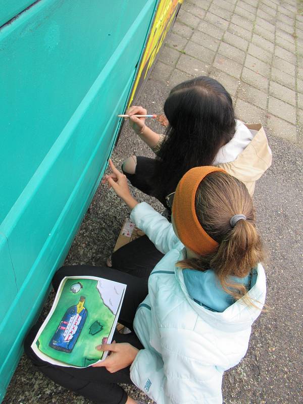 Projekt GraffitEko, díky kterému soběslavští žáci zkrášlují městské kontejnery, pokračuje i tento rok. Maluje se potřetí. Děti zdobí kontejnery u nádraží, zbývá už jen poslední.