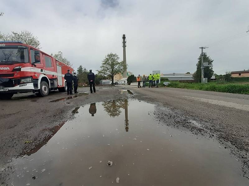 Ráno před detonací. Na 24 hodin zavřeli komunikaci, do komína navrtali 100 vrtů. Kolem 10. ráno už měli nabito 5 kily plastické trhaviny.