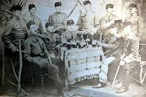 Do první světové války narukoval také František Fau z Chotčin. Na snímku je zřejmě zachycený jako první zleva. 