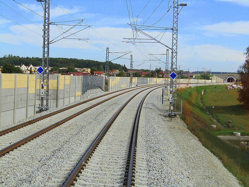 Slavnostní otevírání nové přeložky IV. koridoru v úseku Soběslav a Doubí u Tábora se uskutečnilo v pátek 9. září. Zástupci Správy železnic i zhotovitelů se po trati projeli soupravou motorových univerzálních vozidel MUV 75.