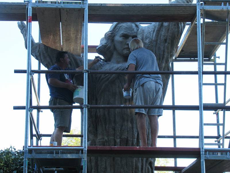 Kopie monumentálního díla Františka Bílka Modlitba nad hroby na chýnovském hřbitově se po 40 letech dočkala renovace.