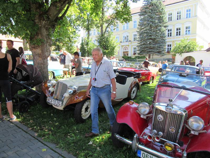 Do Chýnova se sjelo na 150 majitelů veteránů a mezi nimi i motokrosová a endurová legenda František Hrobský a sběratel historických motocyklů z Českých Budějovic Petr Hošťálek.