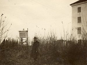 Meteorolog Jaroslav Maňák u své stanice, na níž  v roce 1929 naměřil rekordní teplotu mínus 42,2°Celsia. 