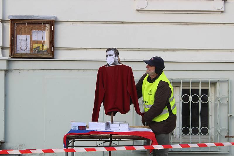 V Táboře v sobotu odpoledne demonstrovali odpůrci roušek a vakcinace. Jedním z řečníků byl i předseda krajně pravicové Národní demokracie Adam B. Bartoš.