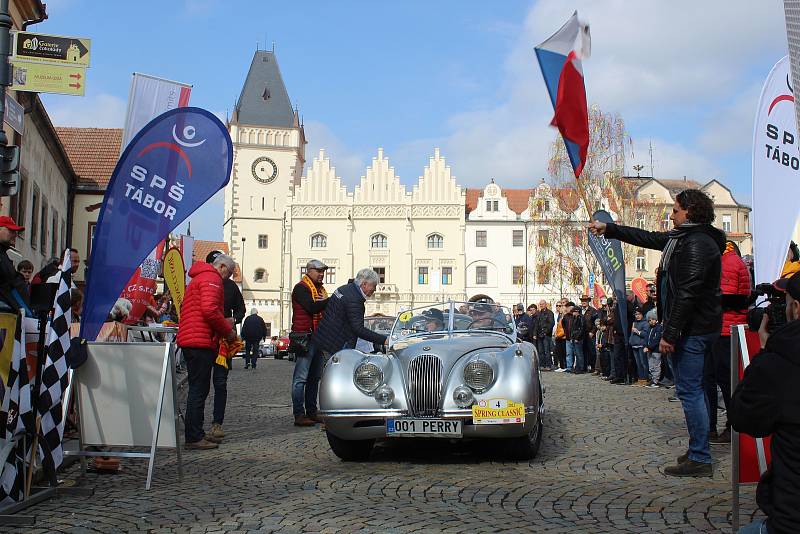 Z Tábora v sobotu dopoledne vyrazila rallye veteránů Spring Classic.