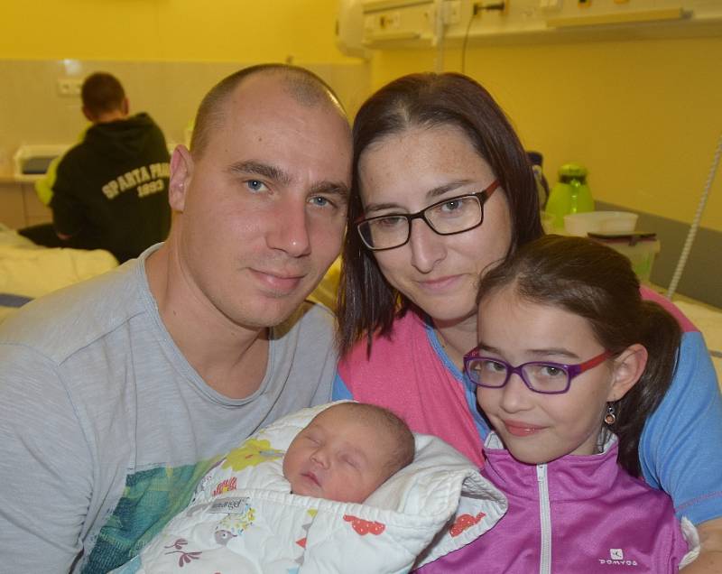 Ema Navrátilová ze Sezimova Ústí. Narodila se 1. listopadu  v 15.28 hodin jako druhá dcera dítě v rodině. Vážila 3290 gramů, měřila 52 cm  a sestřičce Míše je osm let.