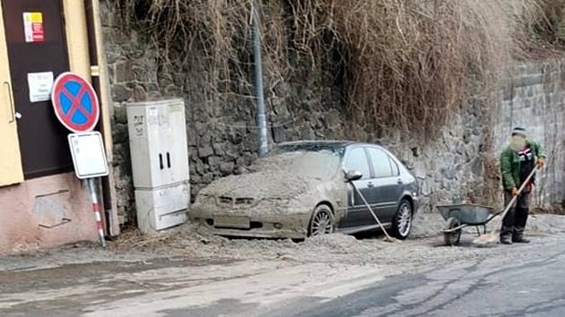 Auto v Ústecké ulici v Táboře zalil beton z prasklého bednění.