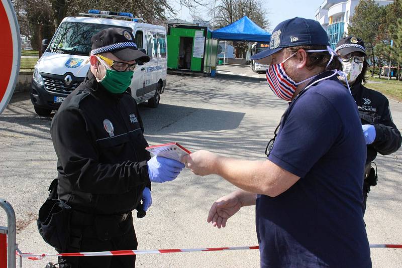 Zástupci HC Tábor přivezli lidem z odběrového místa pro pacienty s podezřením z nákazy koronavirem a třídícího centra drobnou hokejovou pozornost jako výraz díků za jejich činnost.