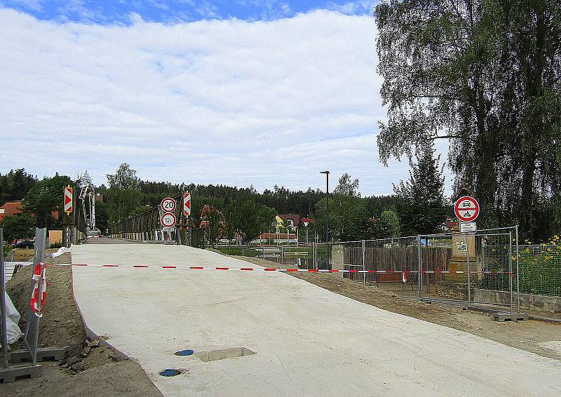 Starý plánský most už v pondělí 18. července nahradí provizorní jednosměrné přemostění Lužnice.