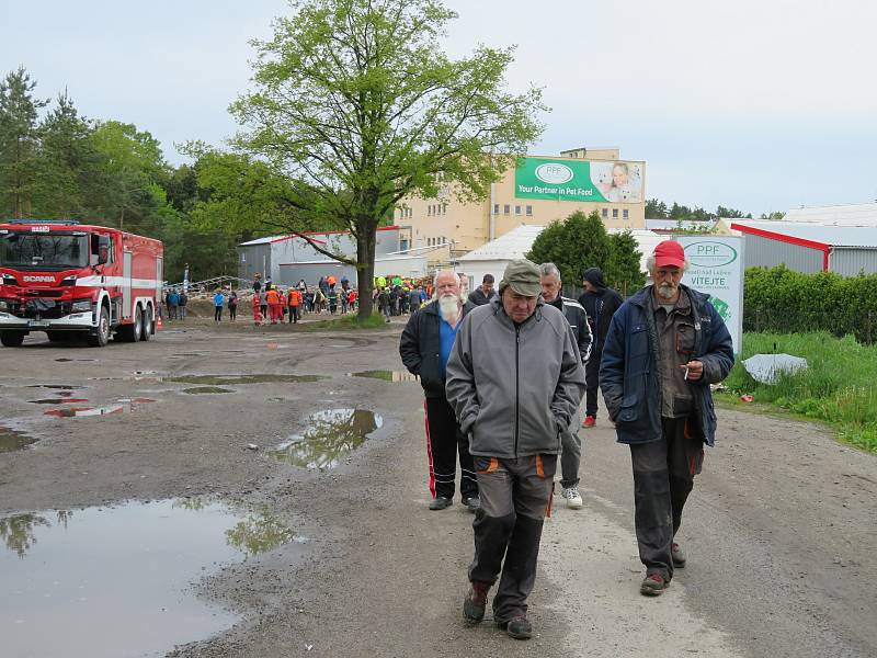 Téměř 40 let starý komín střelmistři přesně nasměrovali do lůžka z připravené suti. Vzniklá drť se použije dále jako stavební materiál.