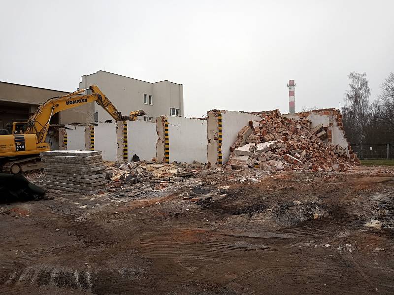 V rámci vybudování nového Centra pro seniory se pustila těžká technika do bourání, demolice se týká staveb v areálu bývalé zdravotnické záchranné služby.