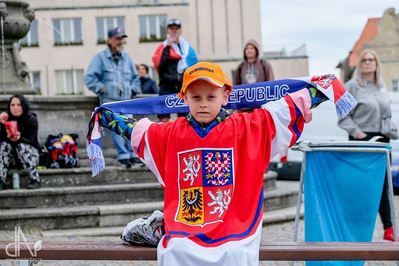 Táborští fanoušci sledovali úspěšný souboj českých hokejistů o bronz na MS  hromadně v historickém jádru města.
