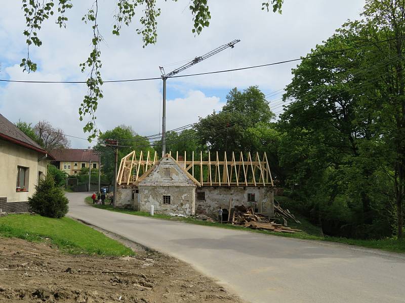 V sobotu 29. května asi dvě desítky lidí pomáhaly s obnovou historického mlýna v Jistebnici.