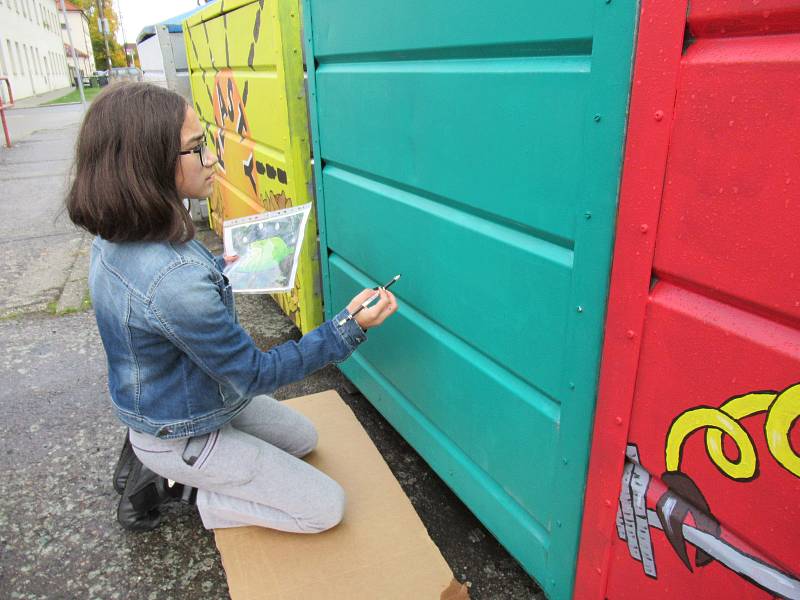 Projekt GraffitEko, díky kterému soběslavští žáci zkrášlují městské kontejnery, pokračuje i tento rok. Maluje se potřetí. Děti zdobí kontejnery u nádraží, zbývá už jen poslední.