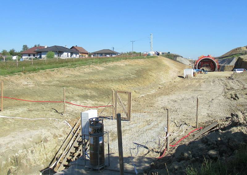 Za stanicí Soběslav vzniká Zvěrotický tunel, který bude ve finále měřit 370 metrů. Na něj navazuje přemostění komunikace ve směru na Sedlečko. Estakádu vytvoří celkem 27 mostních polí.