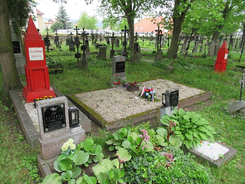 Návštěvníku bechyňského hřbitova u kostela sv. Michala se po příchodu naskytne pohled na neobvyklé náhrobky v sytě rudé barvě.