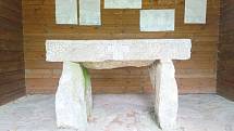 Výklenek zvaný oltářní mensa ukrývá kamenný stůl
