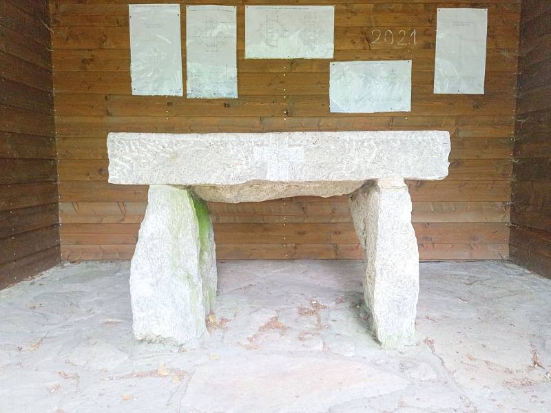 Výklenek zvaný oltářní mensa ukrývá kamenný stůl