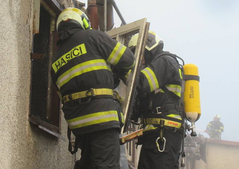 Druhý stupeň požárního poplachu byl vyhlášen v pátek odpoledne při požáru v Choustníku. Na místě zasahovali profesionálové ze Soběslavi a Tábora a dobrovolní hasiči z Plané nad Lužnicí, Choustníku, Tučap, Chýnova a Deštné.