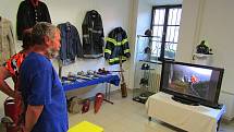 Výstava V kouři a plamenech v Galerii 140 představuje snímky profesionálního hasiče a vyšetřovatele požárů Martina Petráka, prezentuje veřejnosti i současné a historické vybavení a činnost hasičů z Tábora.
