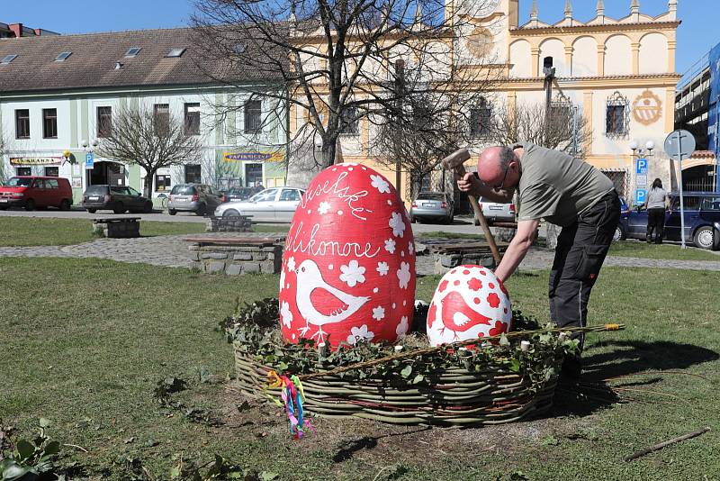 Místní ve Veselí nad Lužnicí mohli ozdobit lípu svobody a kochat se obřími dekoracemi.