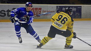 Hokej Ústí nad Labem - HC Tábor ve 20. kole druhé ligy 4:2. Na snímku táborský obránce Tomáš Hubata (vlevo) v souboji s Janem Rudovským.