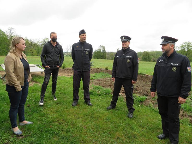 Ve středu 12. května v noci zachránili dva policisté z obvodního oddělení Veselí nad Lužnicí ženu z hořící chaty v oblasti Krkavec.