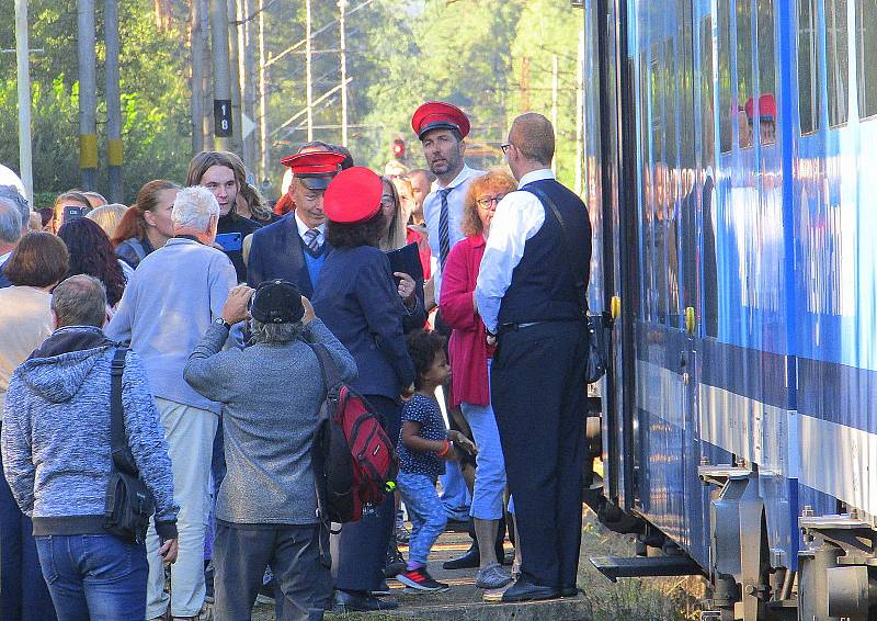 Z Roudné na Táborsku v pátek 2. října v 9.12 hodin odjel poslední vlak. Řada lidí se přišla rozloučit se stanicí, která letos oslavila 80. výročí od svého vzniku.