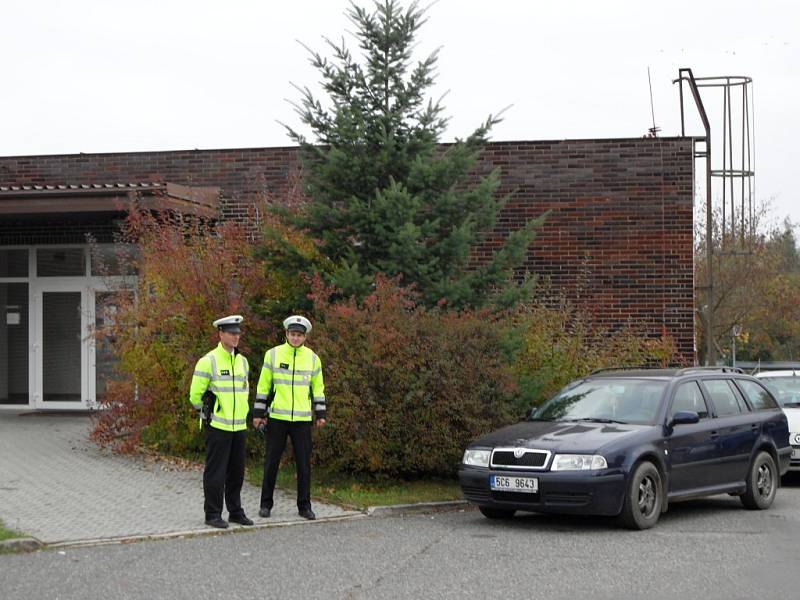 Policie střeží nemocnici i polikliniky v Táboře